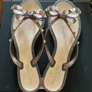 ❤️❤️❤️SOLD❤️❤️❤️

❤️Authentic Valentinos Jelly Flip Flops❤️